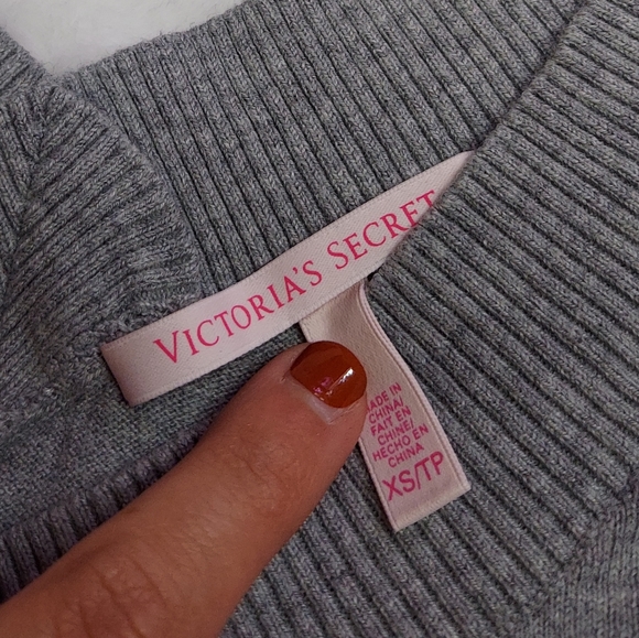 Victoria's Secret Gray Stretch V Neck Long Sleeve Sweater w/Pockets Size XS - Picture 2 of 10